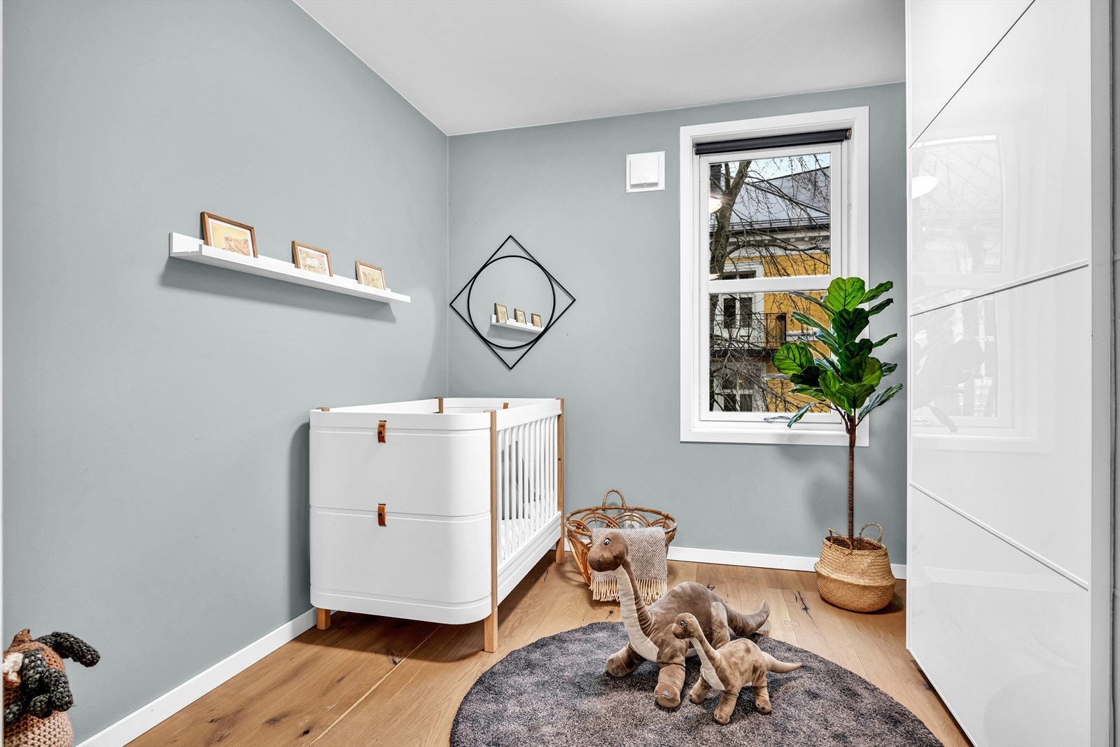 Soverom 2. Perfekt som gjesterom, barnerom eller kontor. Plass til dobbeltseng og garderobeskap. Galleribilde