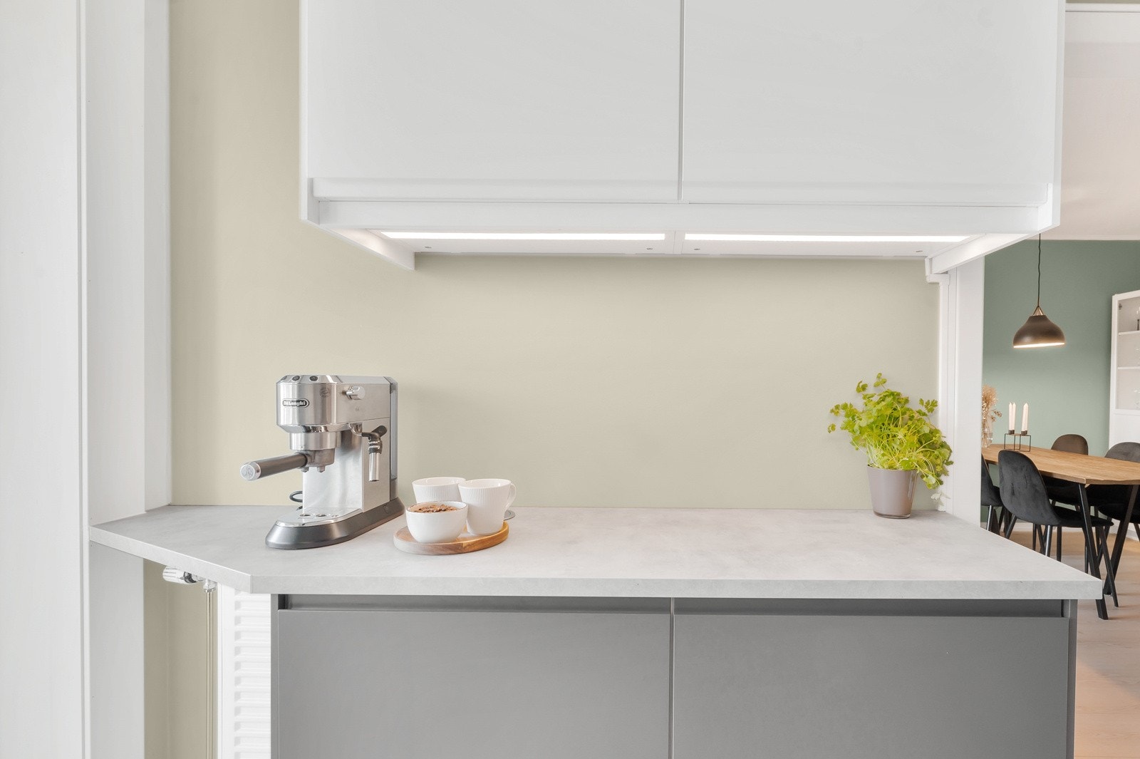 Godt med skap- og benkeplass på begge sidene av kjøkkenet. Galleribilde