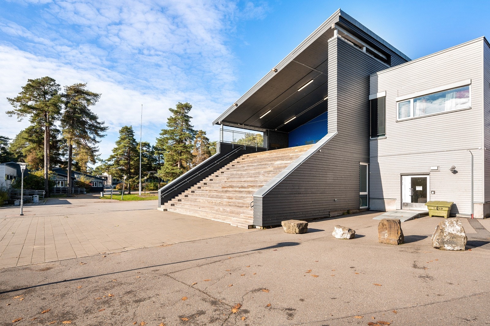 I nærområdet ligger Vetland og Oppsal skole. Galleribilde