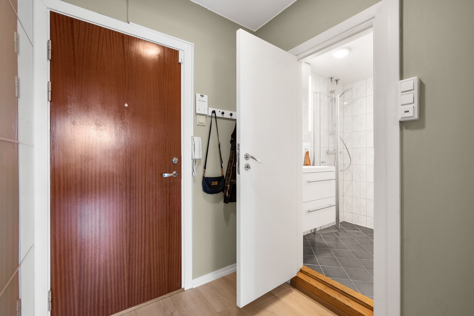 I entréen er det plass til å henge fra seg yttertøy. Galleribilde