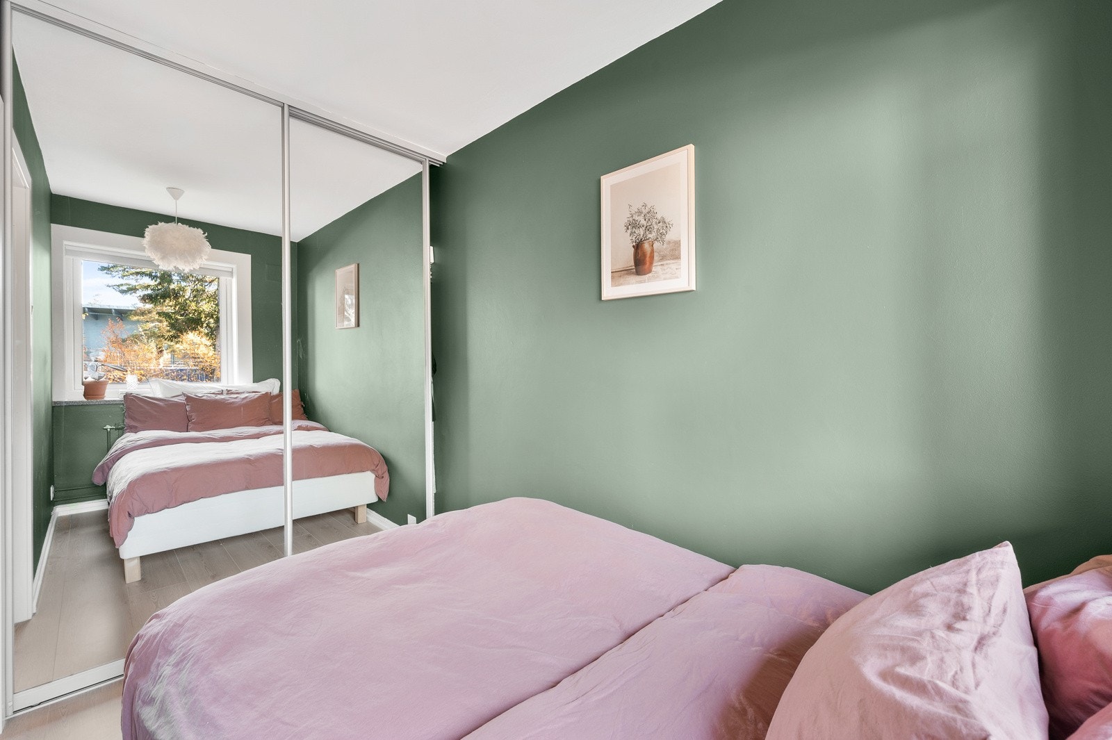 Soverom med plass til dobbeltseng og garderobeskap. Galleribilde