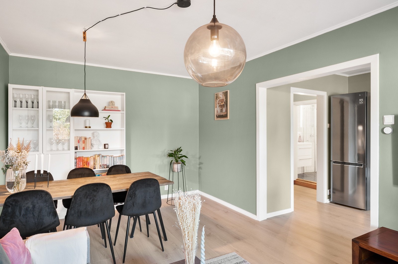 Kjøkkenet er i delvis åpen løsning til stue, noe som er en sosial og praktisk løsning. Galleribilde