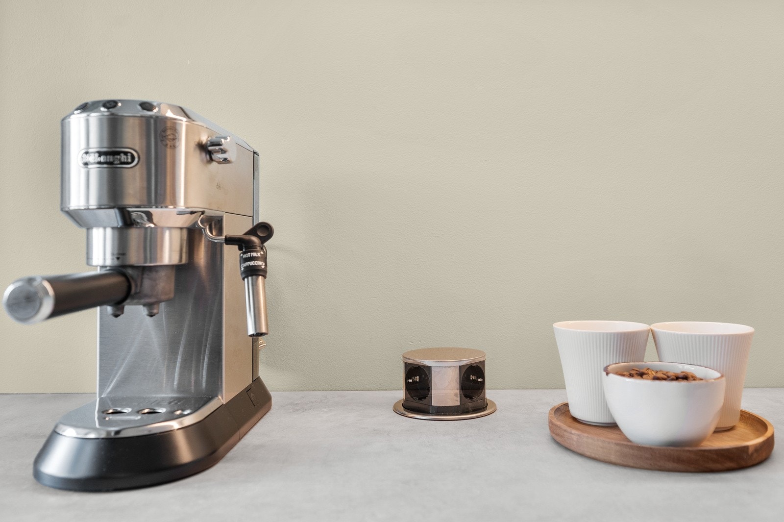 Moderne løsning med pop-up stikkkontakt som enkelt trykkes opp/ned ved behov. Galleribilde