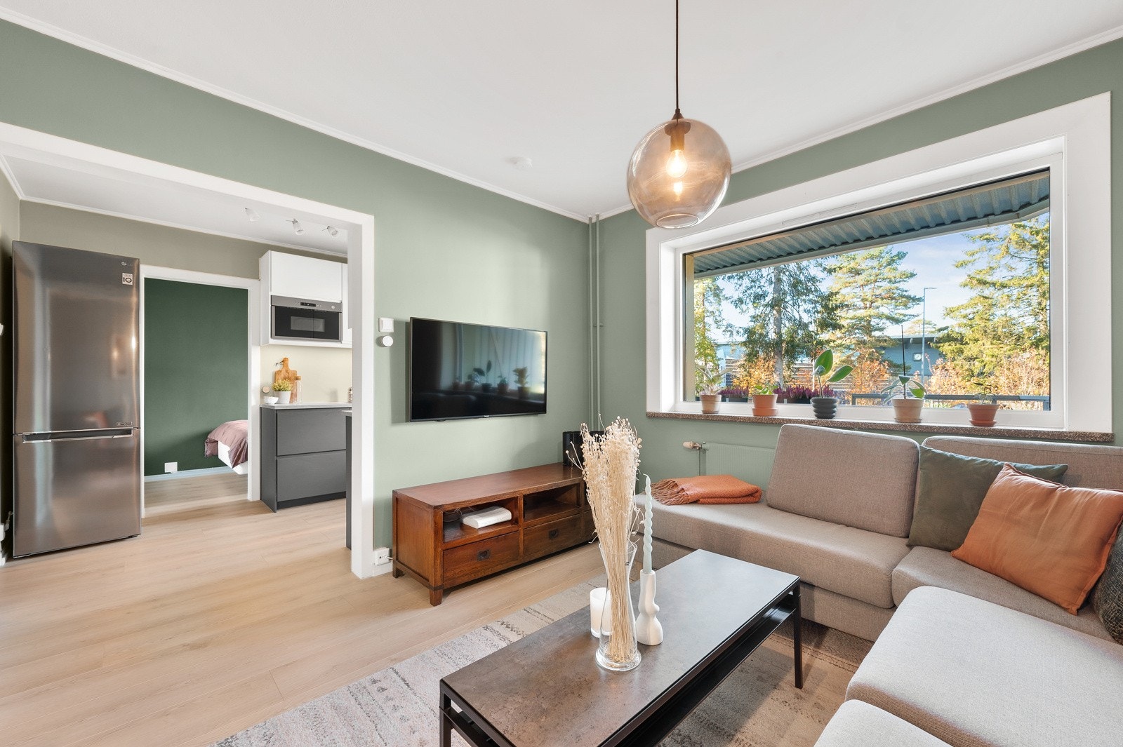 Romslig stue med plass til sofagruppe og spisebord. Galleribilde