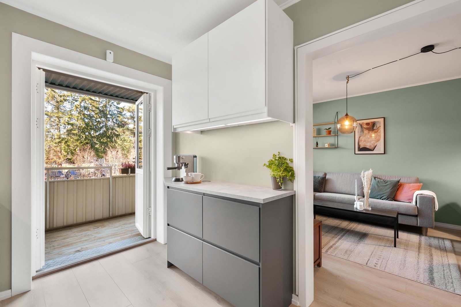 Fra kjøkkenet er det utgang til en herlig, solrik balkong. Galleribilde