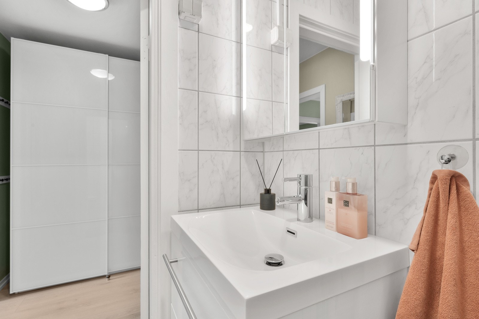 Oppbevaringsmuligheter i benkeskap og speilskap. Galleribilde