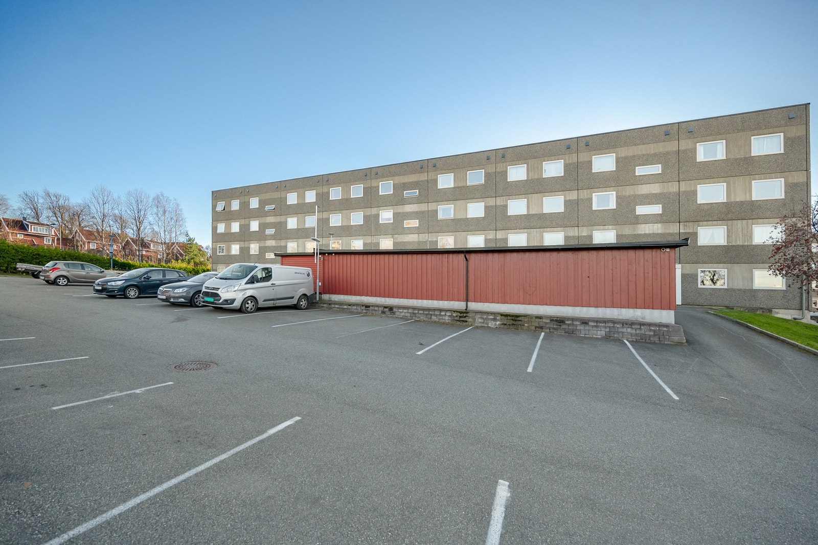 Borettslaget har gjesteparkeringer. Det er også mulighet for beboerparkering via kommunen Galleribilde