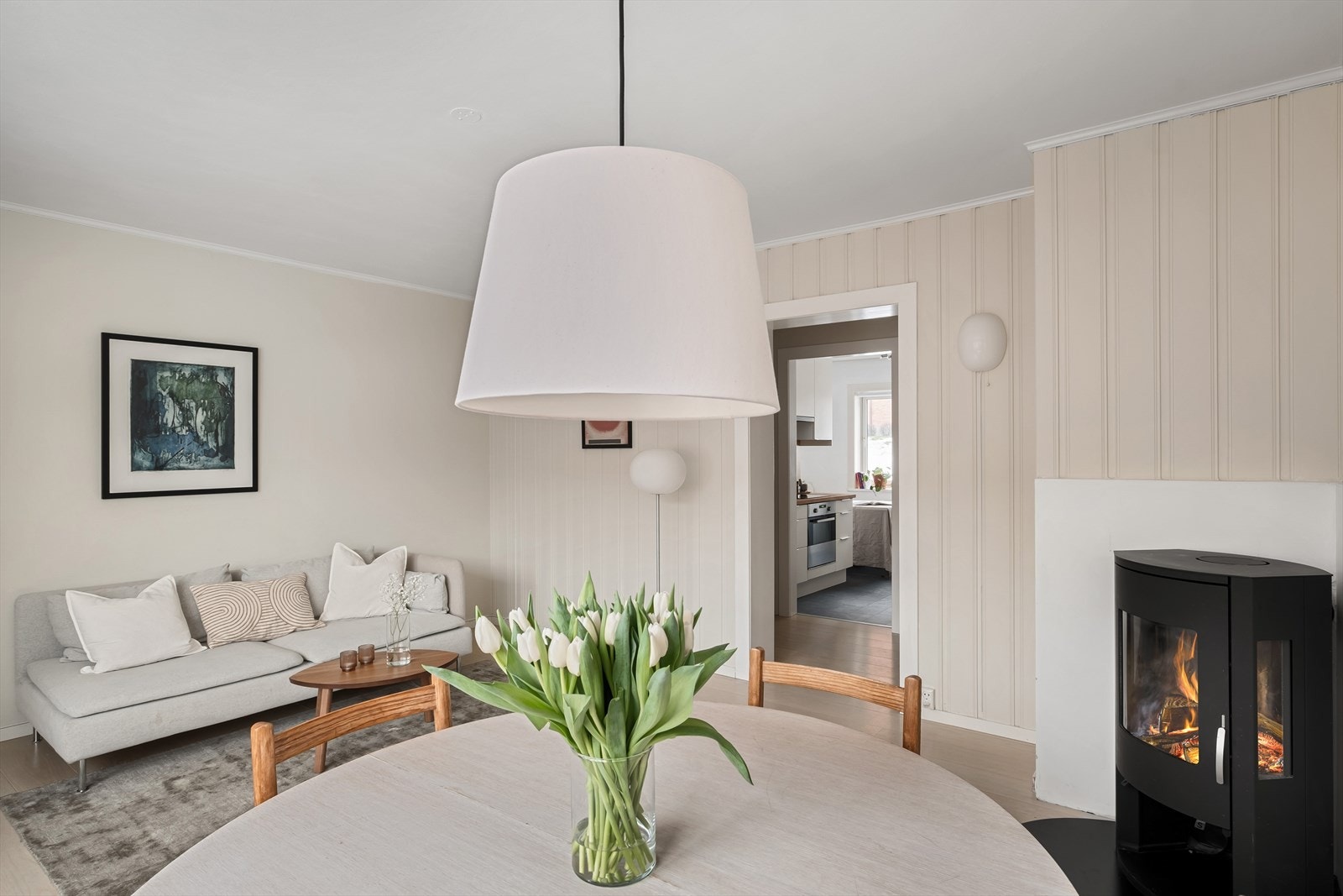 Lys og hyggelig stue med energieffektiv peisovn. Galleribilde