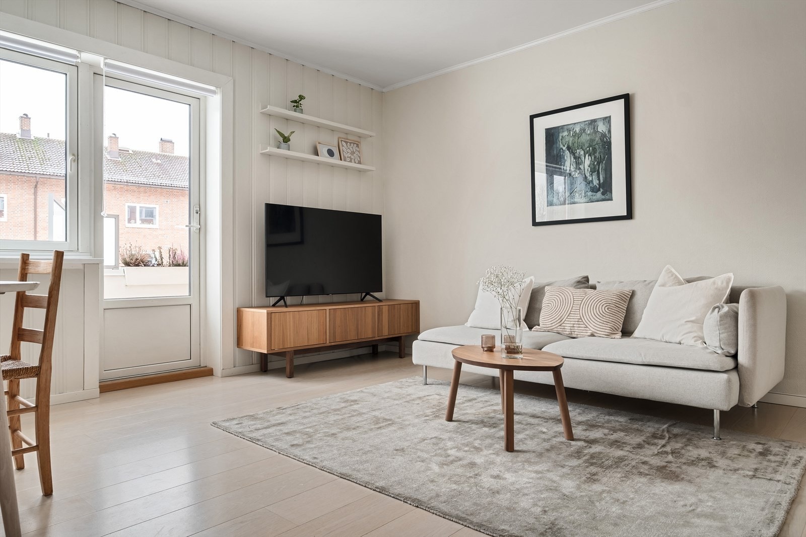 God plass til sofaseksjon med tilhørende møblement og TV-benk. Galleribilde