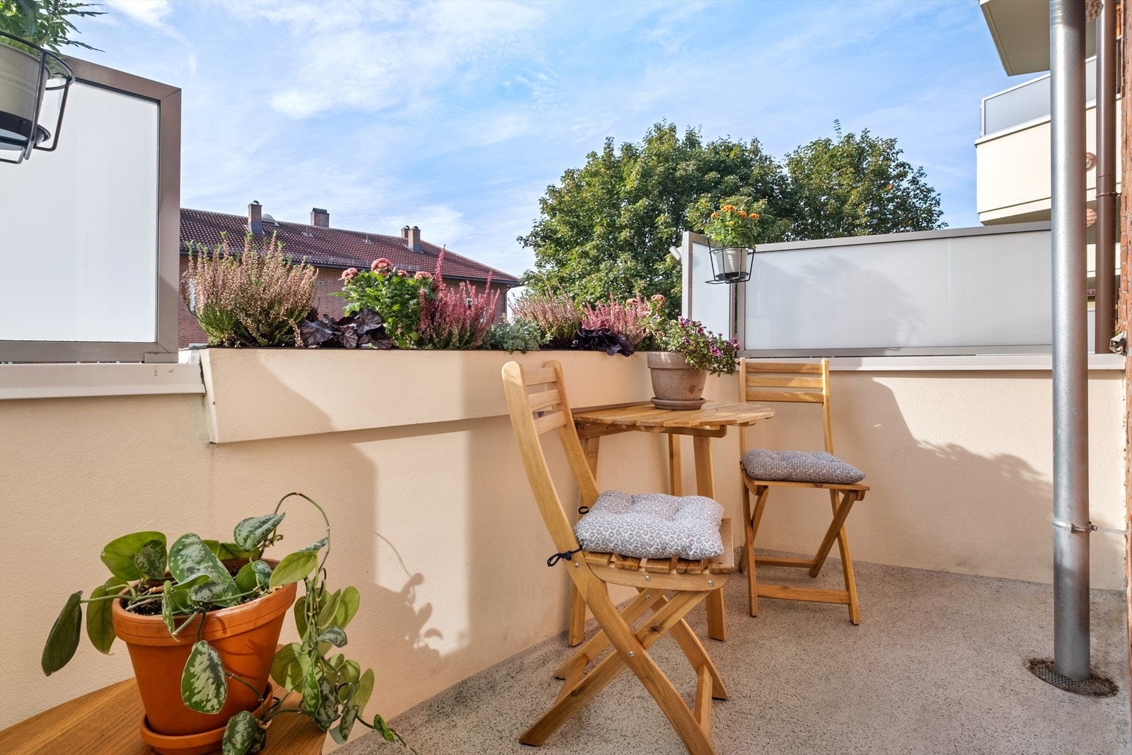Sydvendt balkong på ca. 4 kvm med fantastiske solforhold fra rundt kl. 10:00 og videre ut mot 19/20-tiden under midtsommer. Galleribilde