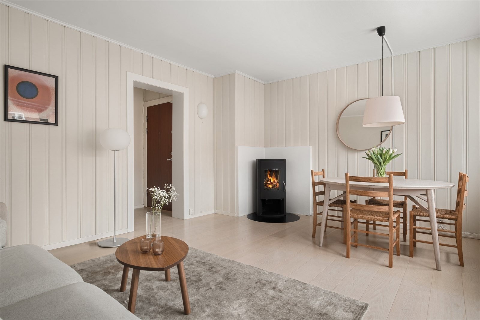 Stue med god plass til sofagruppe og spisebord. Galleribilde