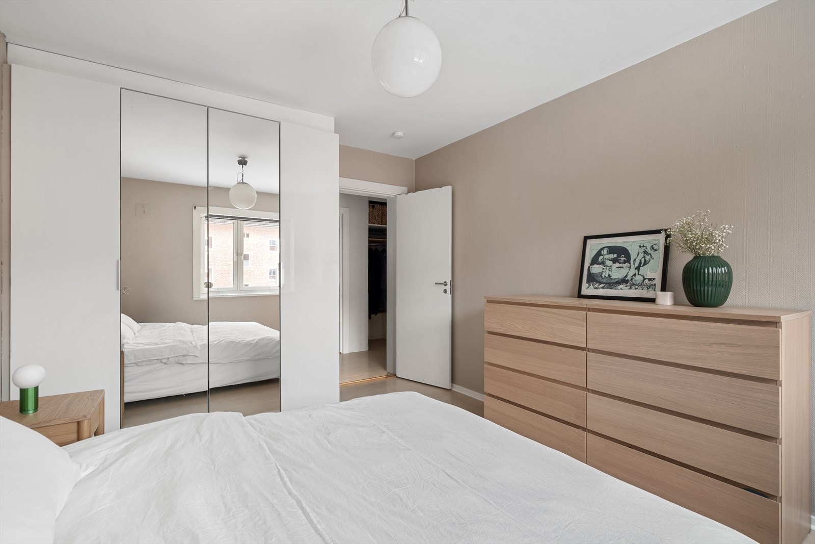 Rommet har rikelig med plass til oppbevaring. Galleribilde