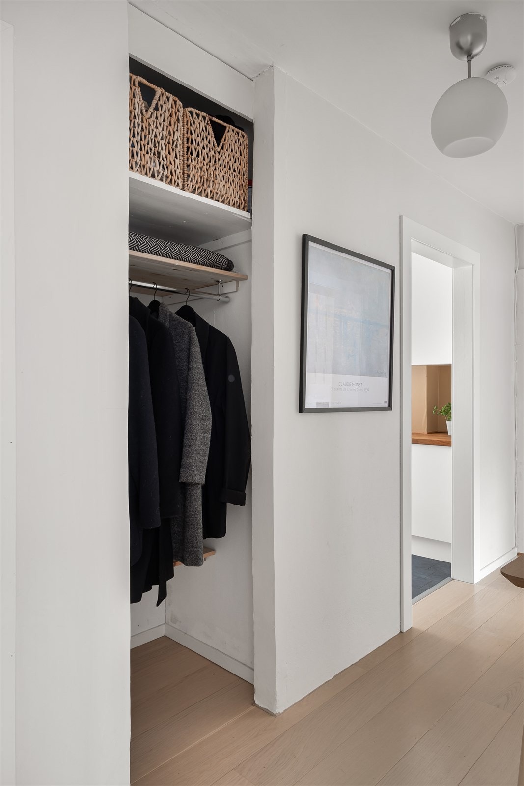 I tilknytning til entréen er det et praktisk kott med god plass til sko og yttertøy. Galleribilde