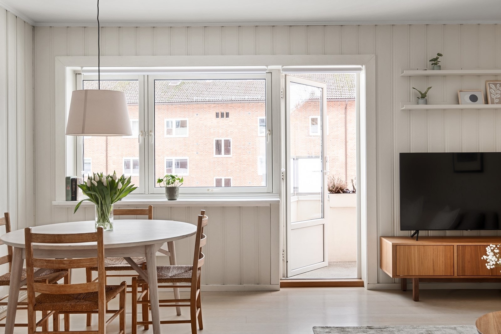 Store vindusflater som gir rikelig med luft og lys. Galleribilde