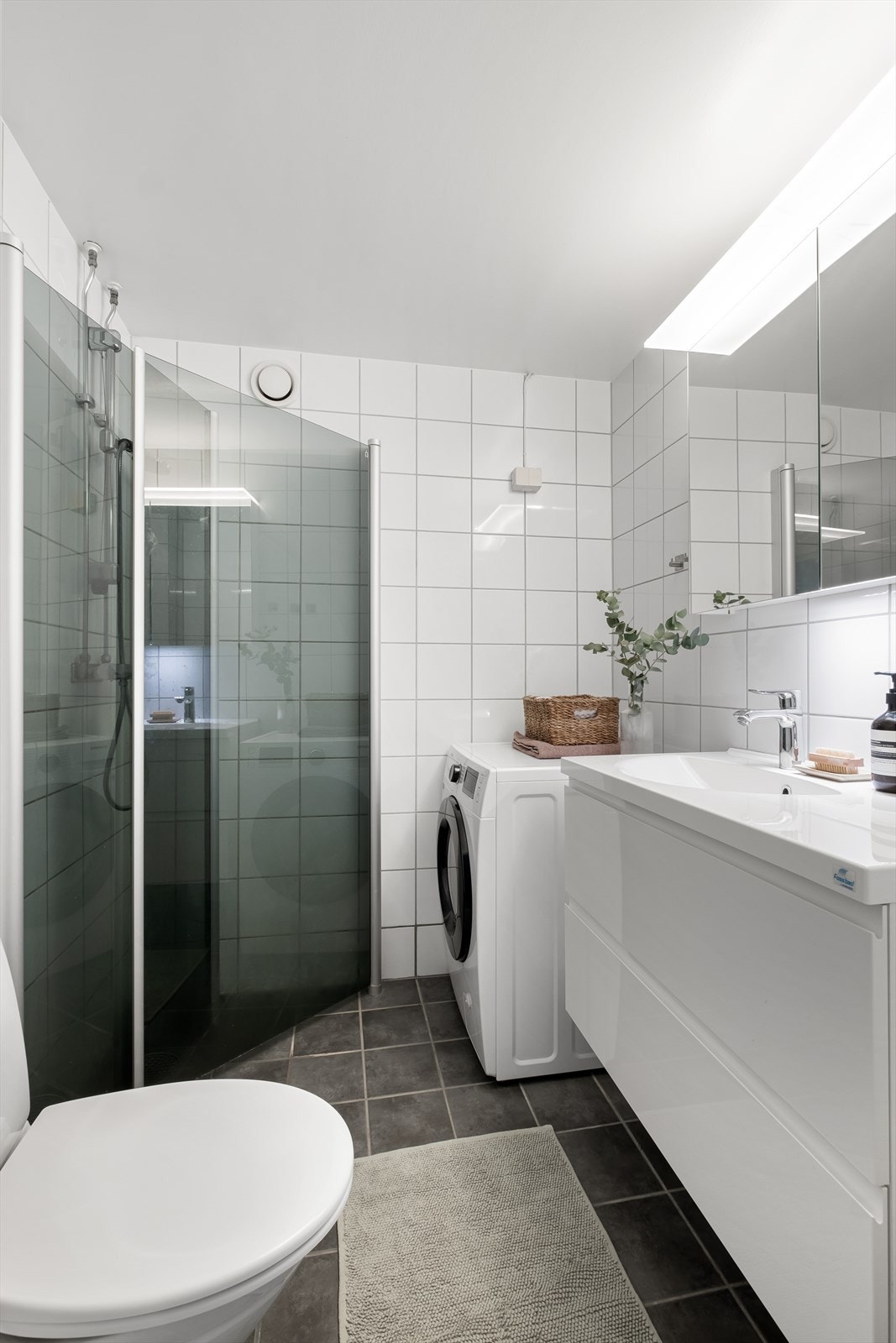 Flislagt baderom med varme i gulvet. Galleribilde