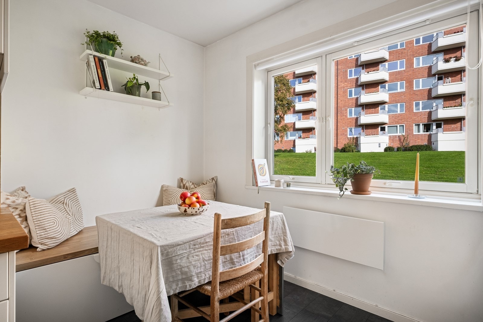 Plass til spisebord på kjøkkenet. Galleribilde