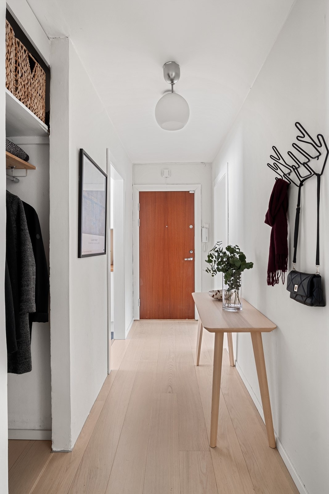 En lys og innbydende entré som gir et godt førsteinntrykk av leiligheten. Galleribilde