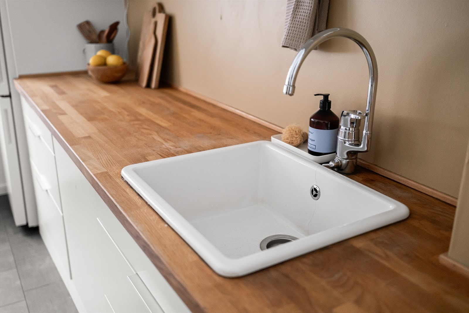 Av hvitevarer er det integrert induksjonstopp, stekeovn og oppvaskmaskin(2024). Kullfilterventilator over kokeplass. Galleribilde