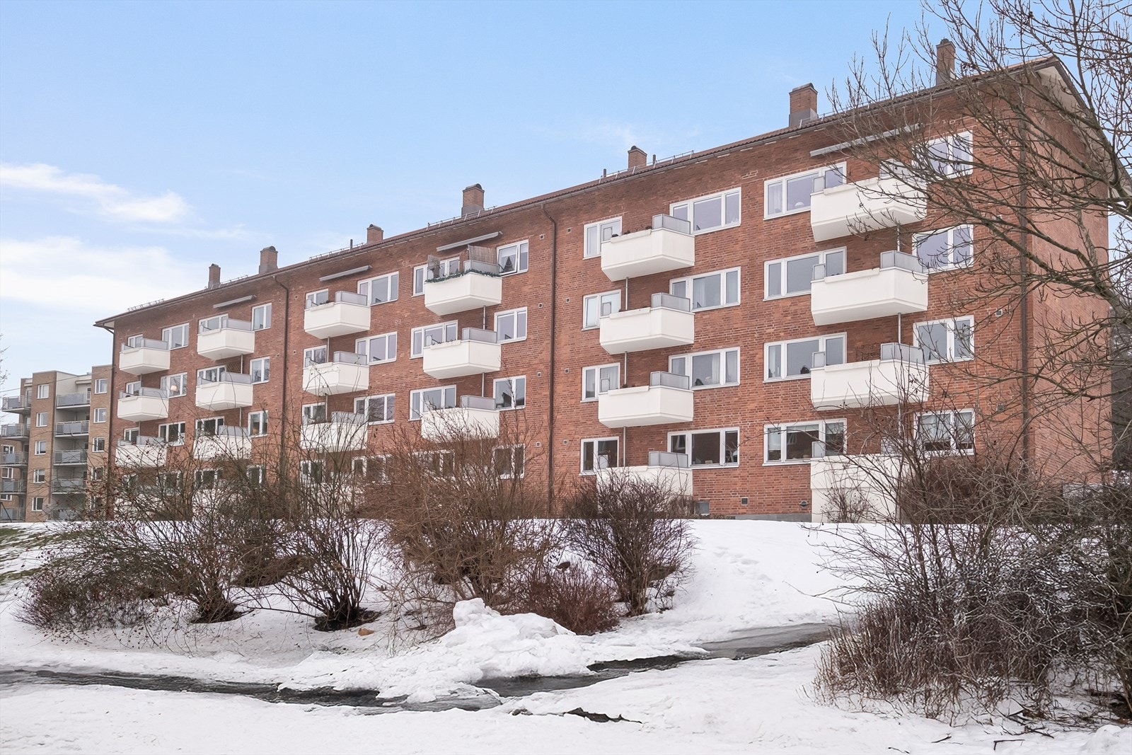 Fasade vinterstid. Galleribilde