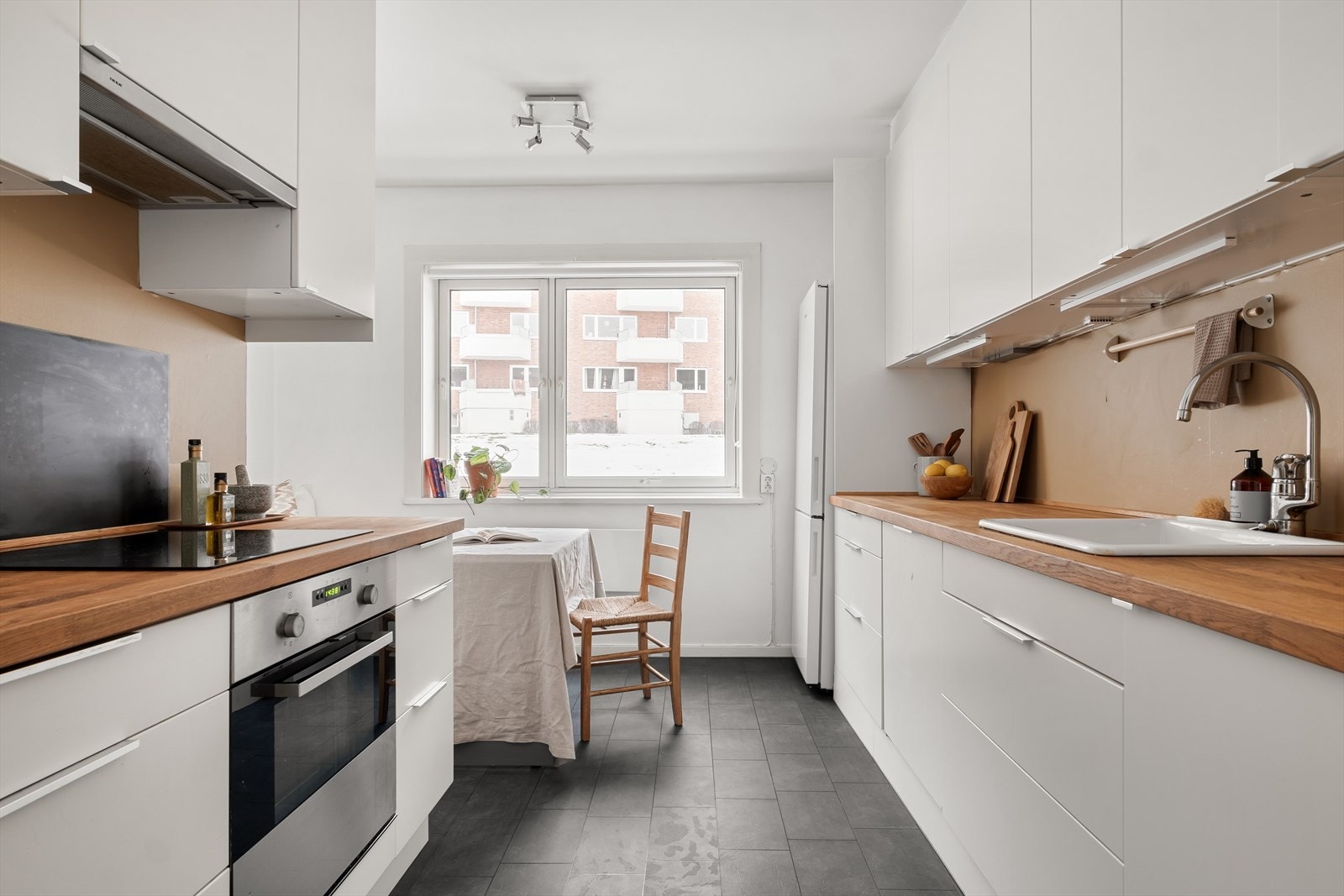 Godt med benk- og skapplass. Galleribilde