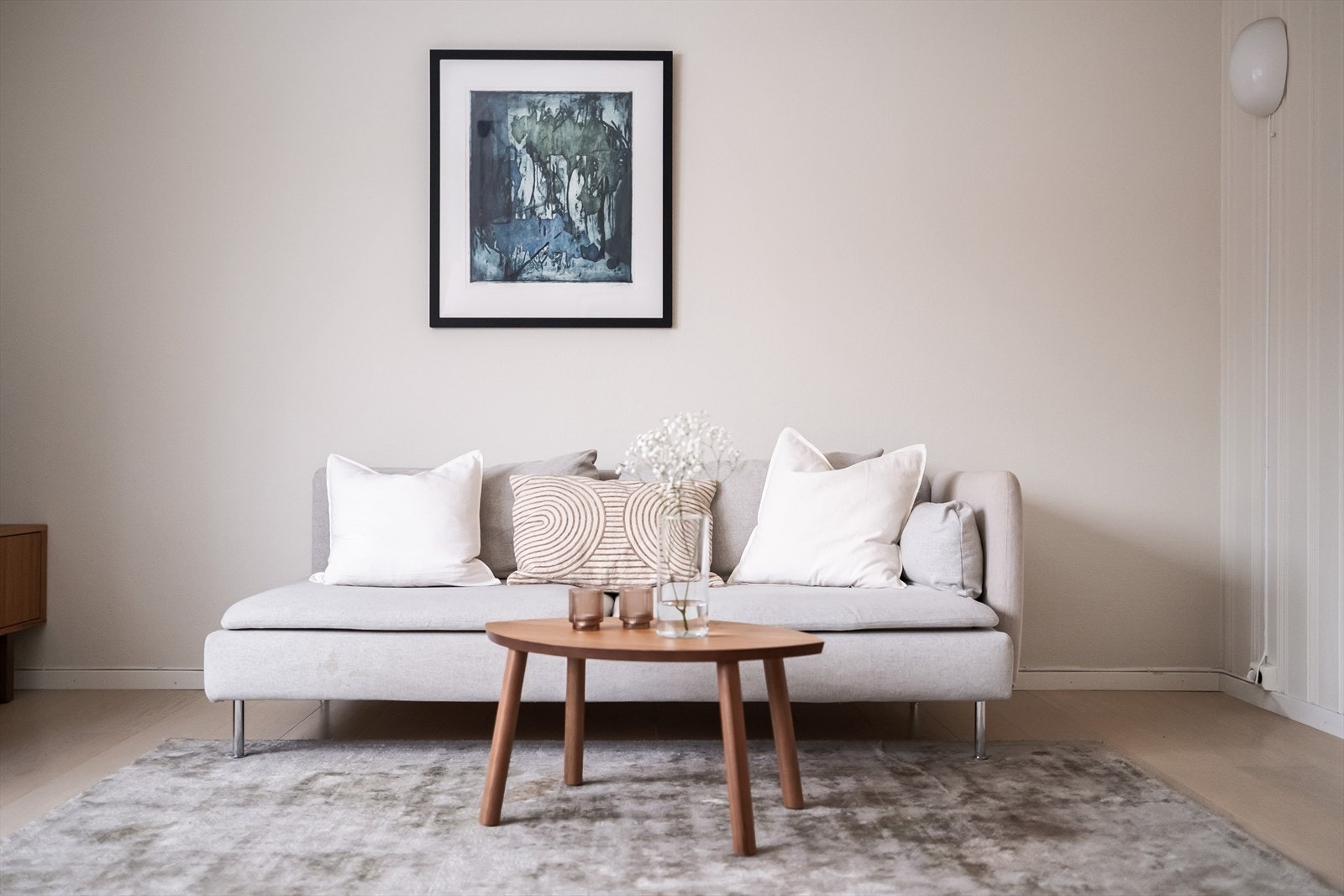 Leiligheten er malt i delikate og tidsriktige farger. Galleribilde