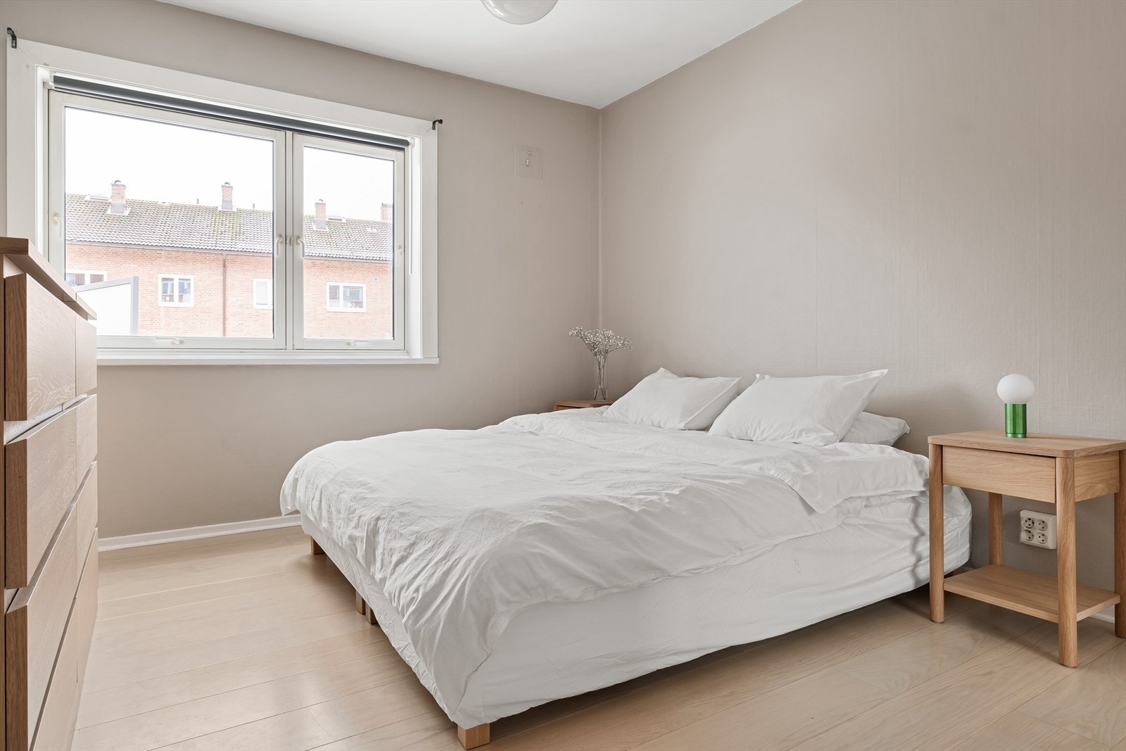 Romslig hovedsoverom med god plass til dobbeltseng med tilhørende nattbord. Galleribilde