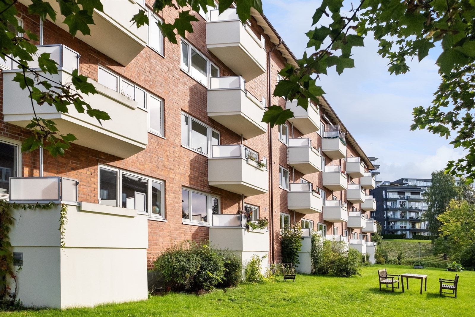 Fasade under sommertid. Galleribilde