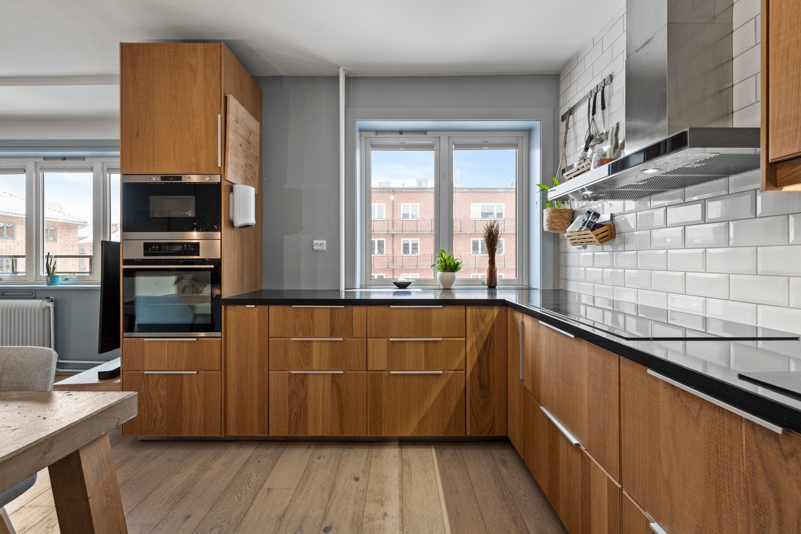 Her får du en svært god kombinasjon av arbeidsflater og oppbevaringsplass. Galleribilde