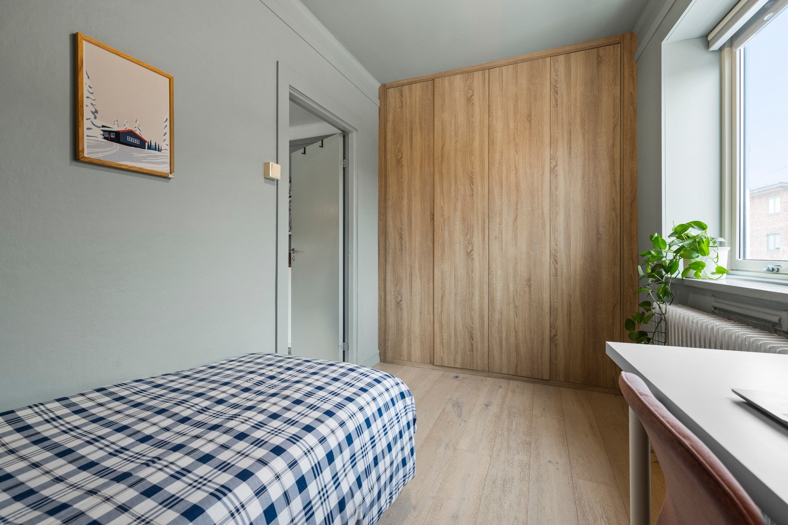 Det er også en stor plassbygget garderobe for oppbevaring. Galleribilde