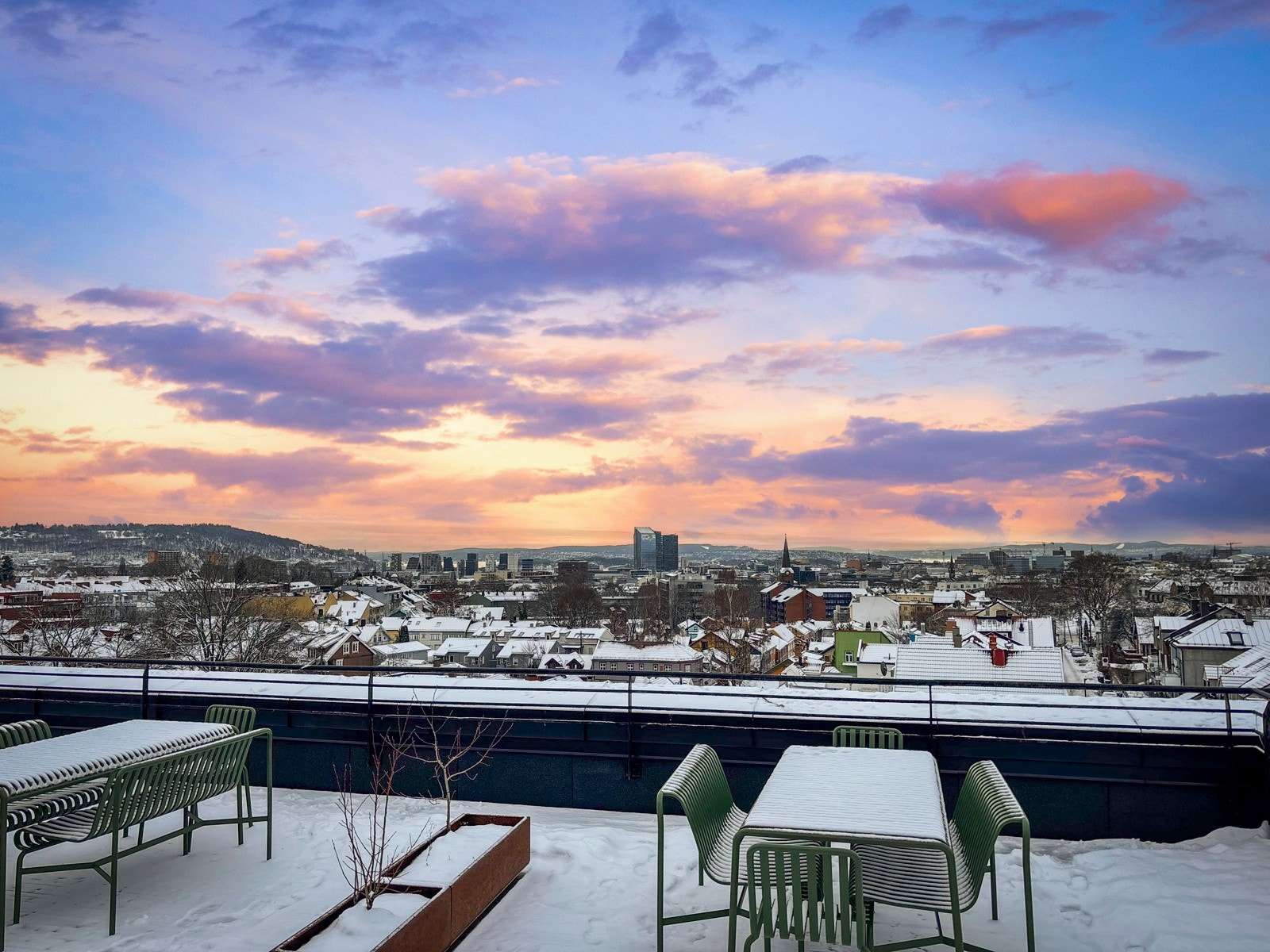 På toppen av bygget er det er det felles takterrasse med fantastisk utsikt. Galleribilde