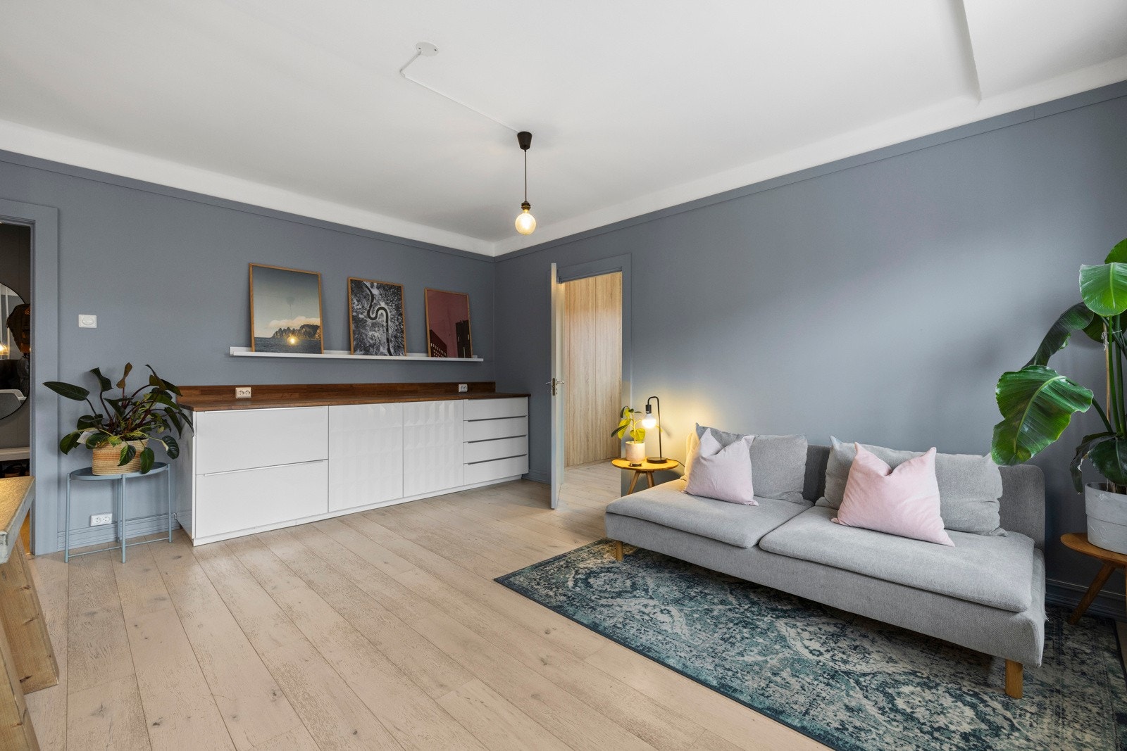 Det er 1-stavs lysimpregnert parkett på gulv i stuen. Praktisk integrert kommode i stue for optimal oppbevaring. Galleribilde