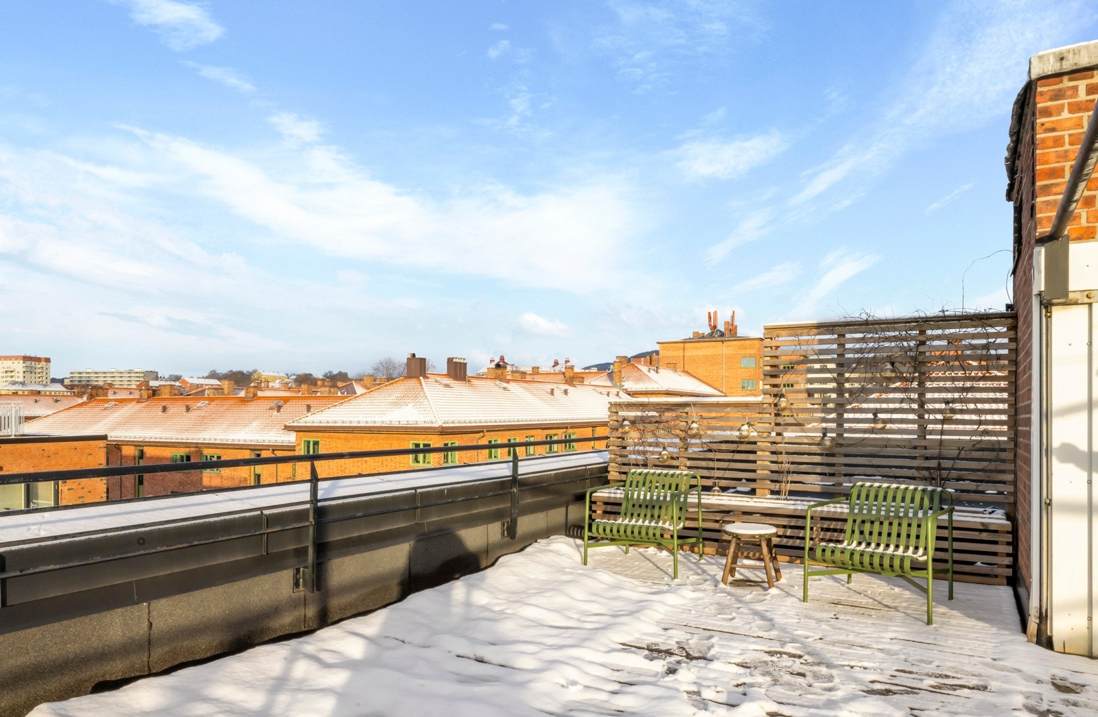 Terrassen ble pusset opp sommeren 2021 og har 360 graders utsikt. Galleribilde