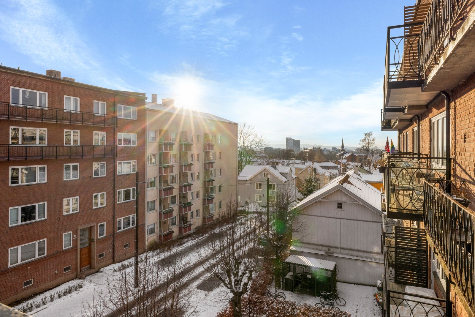Delikat 3-roms hjørneleilighet med balkong på 4 m². Eiendommen har en sentral og etterspurt beliggenhet på Rodeløkka. Galleribilde