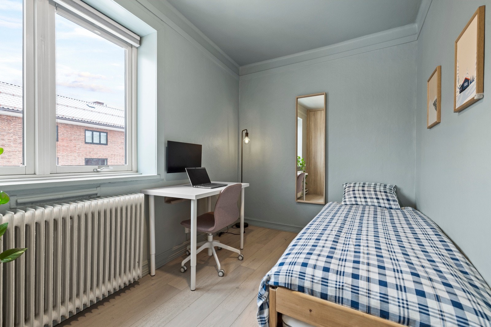 Soverom 2 har god plass til både seng, kontorpult og garderobeskap. Galleribilde