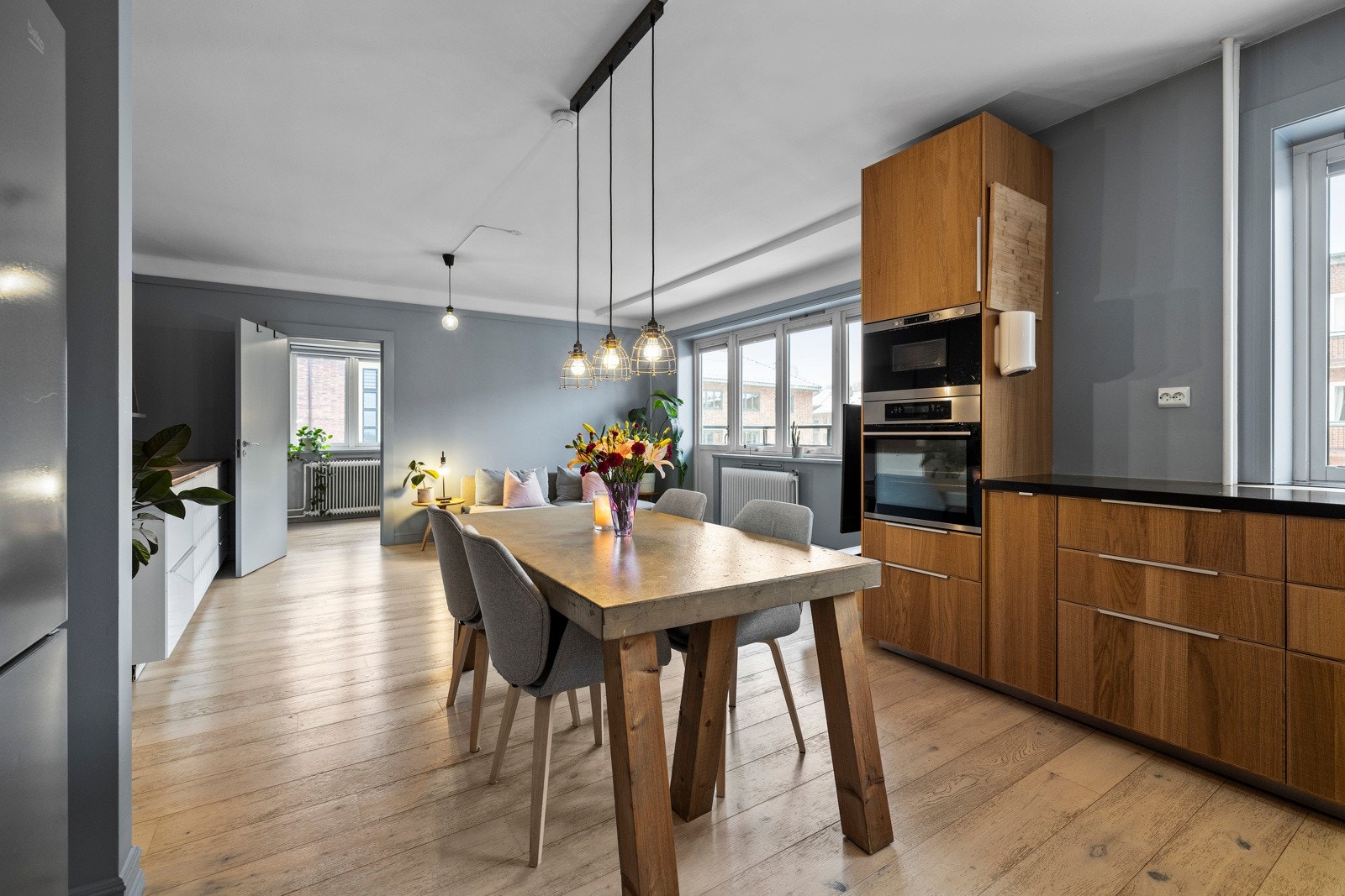 Felleskostnadene utgjør kr. 5 562,- pr. mnd. som inkl. bl.a. Varmtvann, fyring, trappevask, bredbånd, kommunale avgifter, nedbetaling av fellesgjeld, festeavgift, vaktmester m.m. Galleribilde