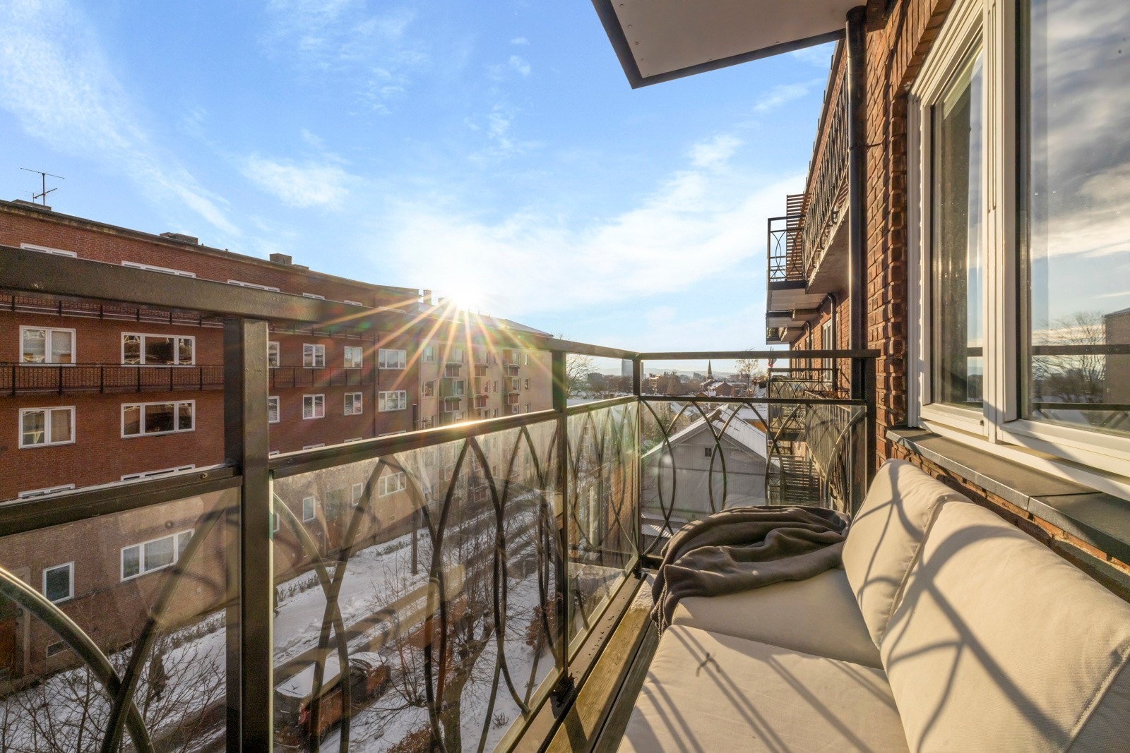 Balkong med utsikt over idylliske trehusbebyggelsen på Rodeløkka. Balkongen er oppført i 2012. Sol fra tidlig morgen til tidlig ettermiddag. Galleribilde