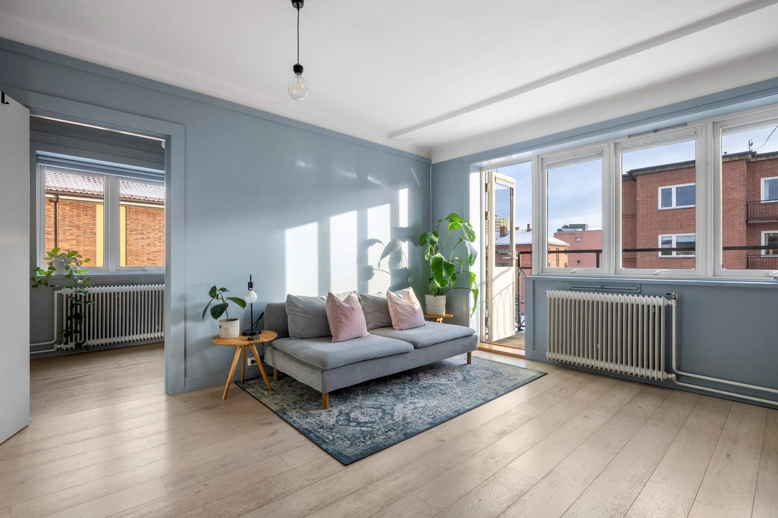 Vinduer og terrassedør fra 2012. Oppvarming via radioatorer og varmtvann er inkludert i felleskostnadene. Galleribilde