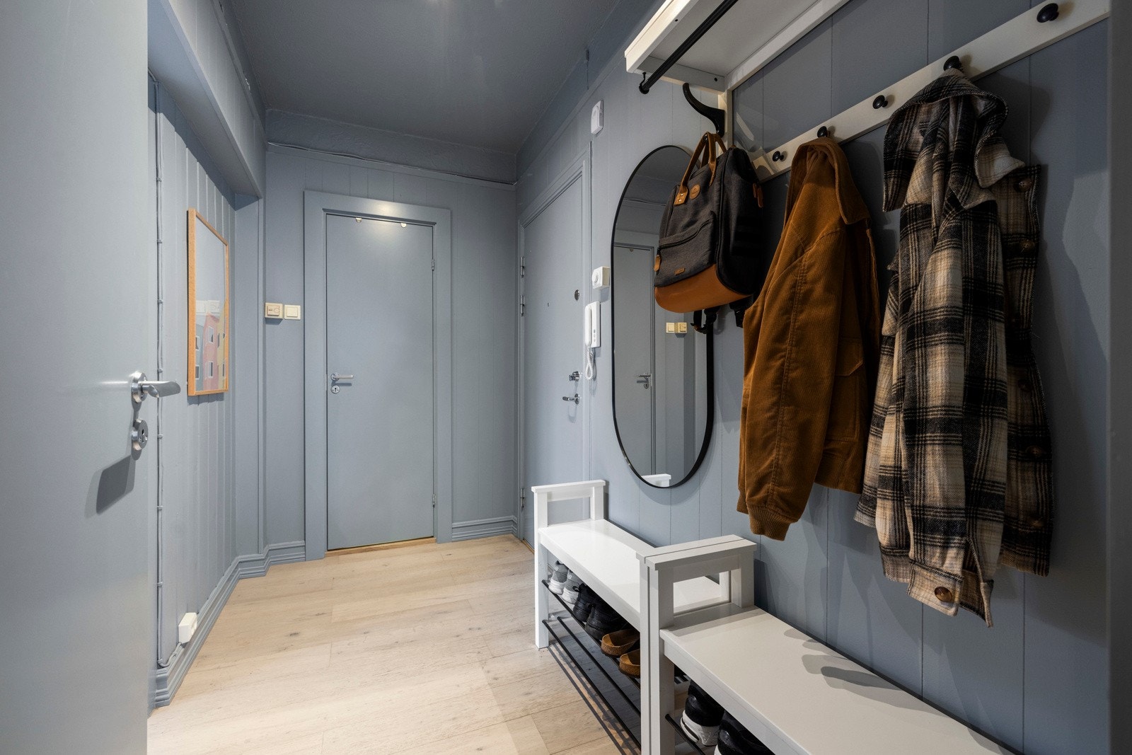 Flott entré med god plass til å henge fra seg yttertøy på knaggrekke. Galleribilde