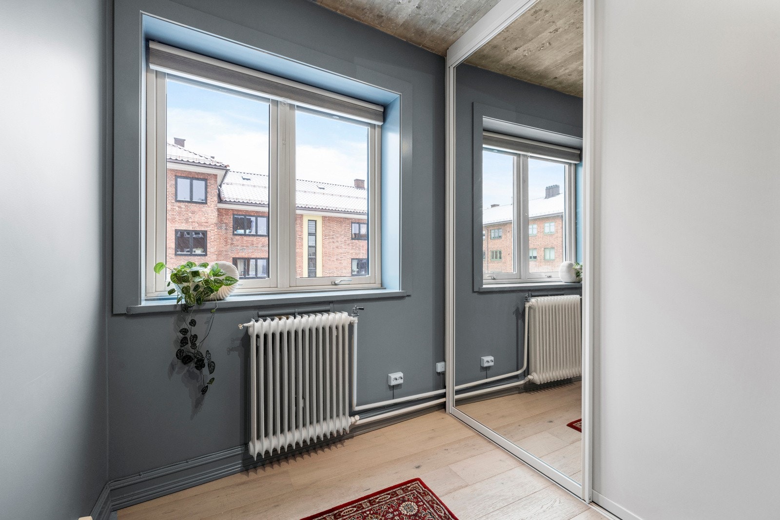 Soverommet er vendt ut mot rolige omgivelser. Teglsteinsdetaljene går også igjen inne i garderoben. Galleribilde