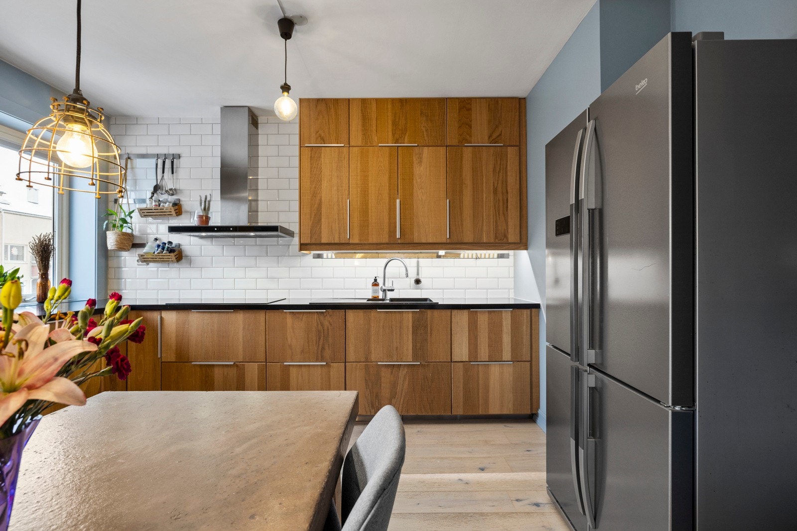 Åpen kjøkkenløsning i stue med IKEA kjøkkeninnredning opplyst å være fra 2015. Galleribilde