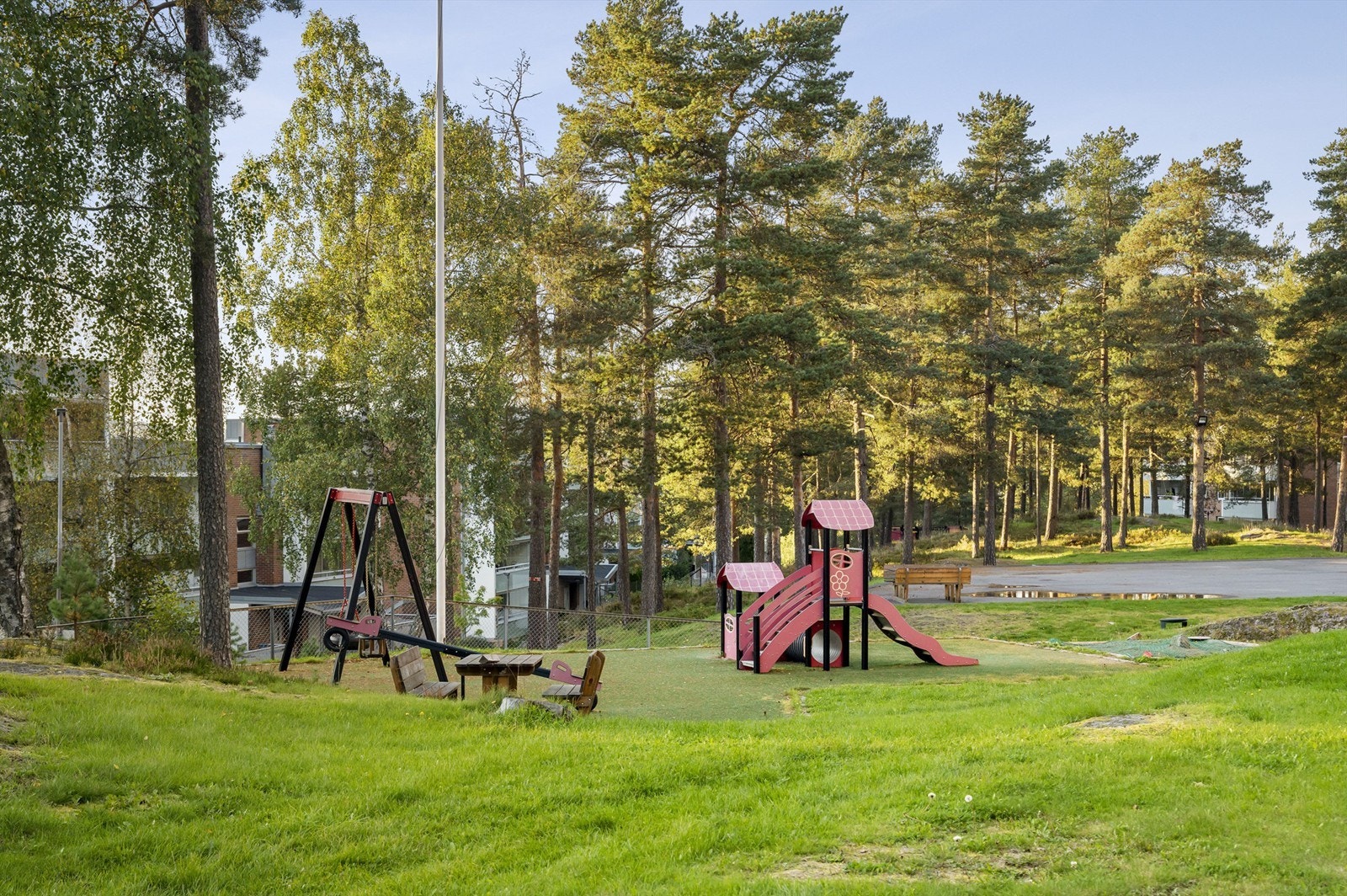 Borettslaget har flere flotte lekeplasser for de misnte Galleribilde