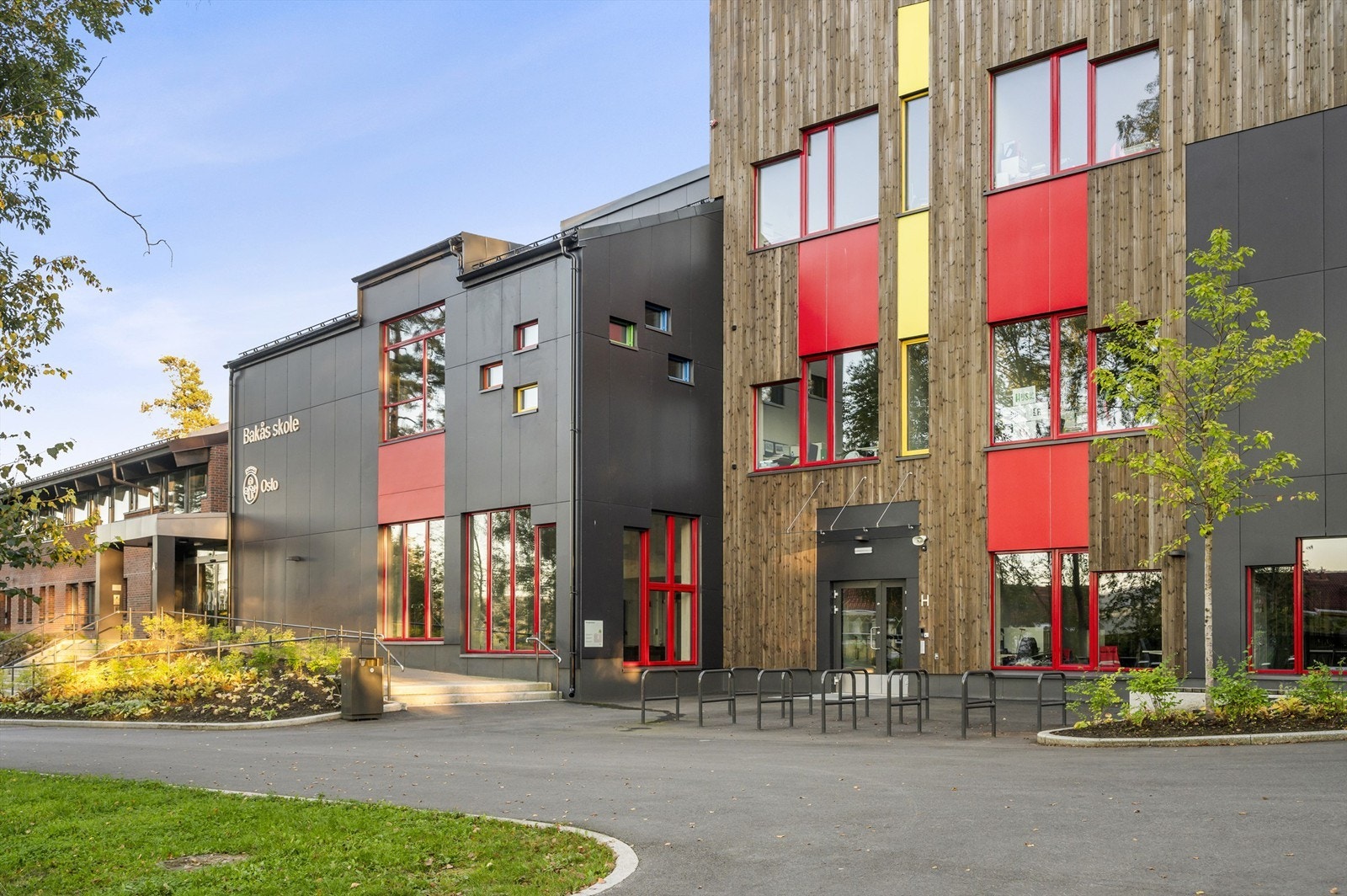 Eiendommen sogner til populære Bakås skole som nylig har blitt pusset opp. Galleribilde