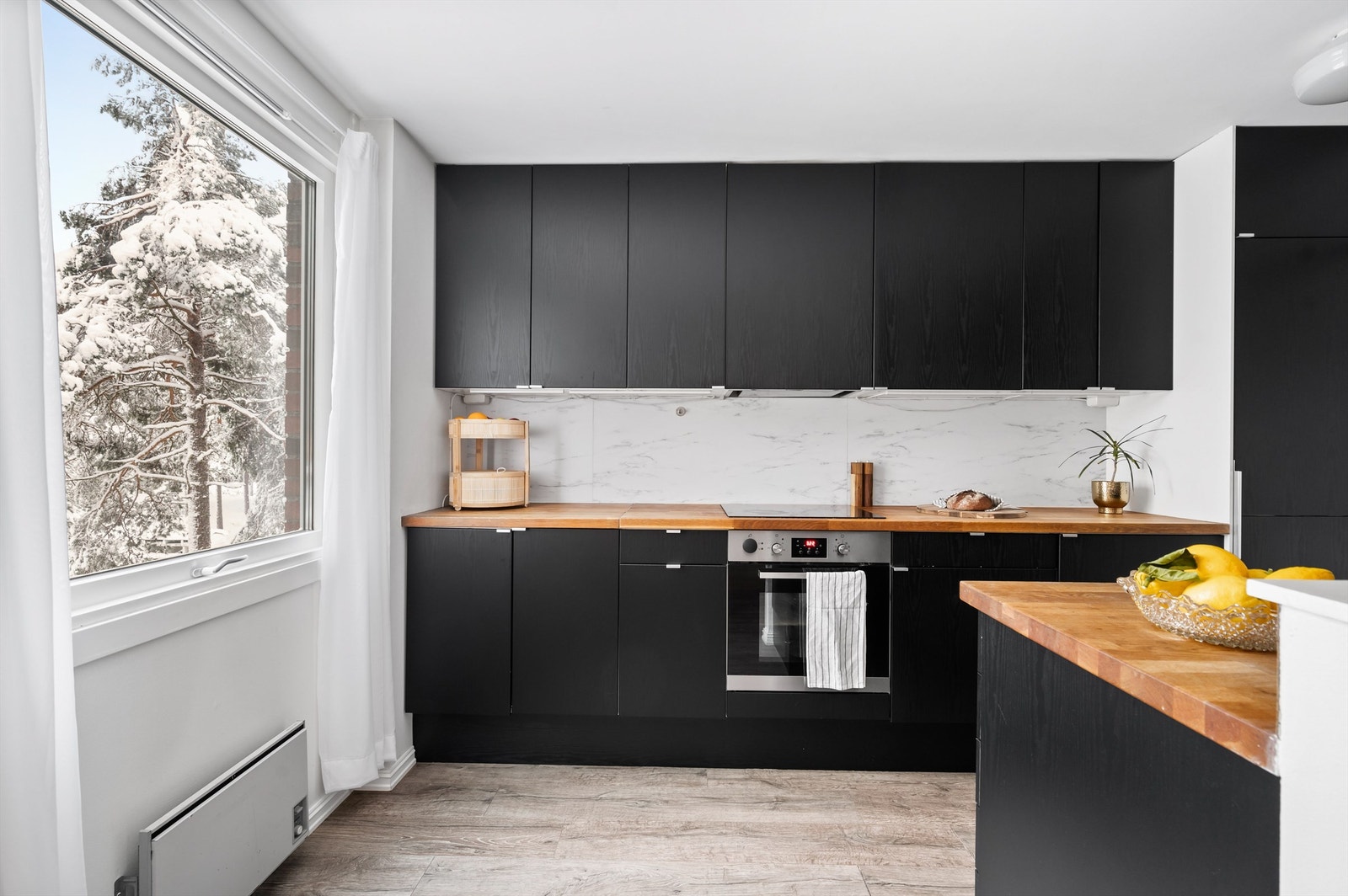 Det er rikelig med oppbevaringsplass i både skuffer og skap. Galleribilde