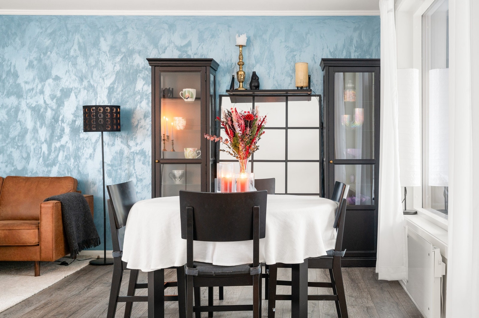 I stuen er det også plass til å innrede med et spisebord med gode muligheter for å invitere venner og familie på middag Galleribilde
