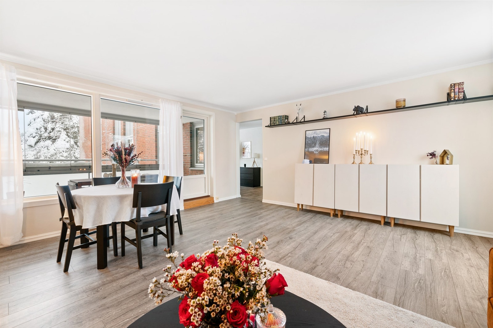 En lys og stilren 3-roms andelsleilighet med en romslig innglasset balkong Galleribilde