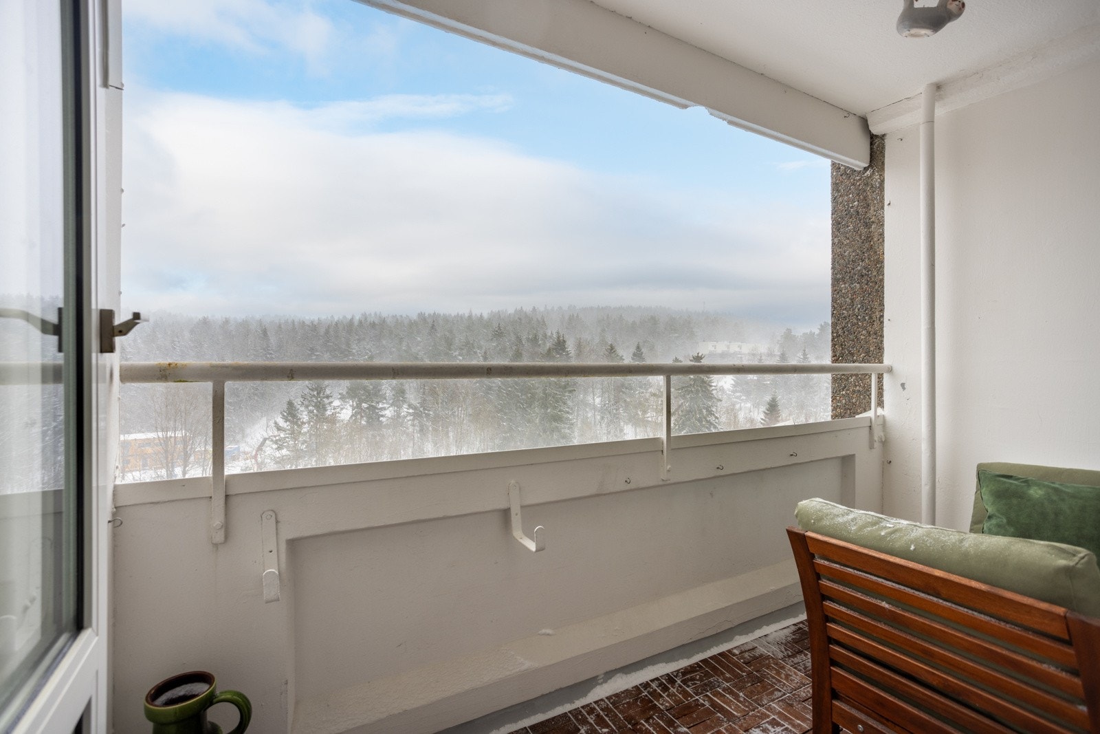 Balkongen er på ca. 4,5 kvm, og byr på plass til en liten sittegruppe Galleribilde