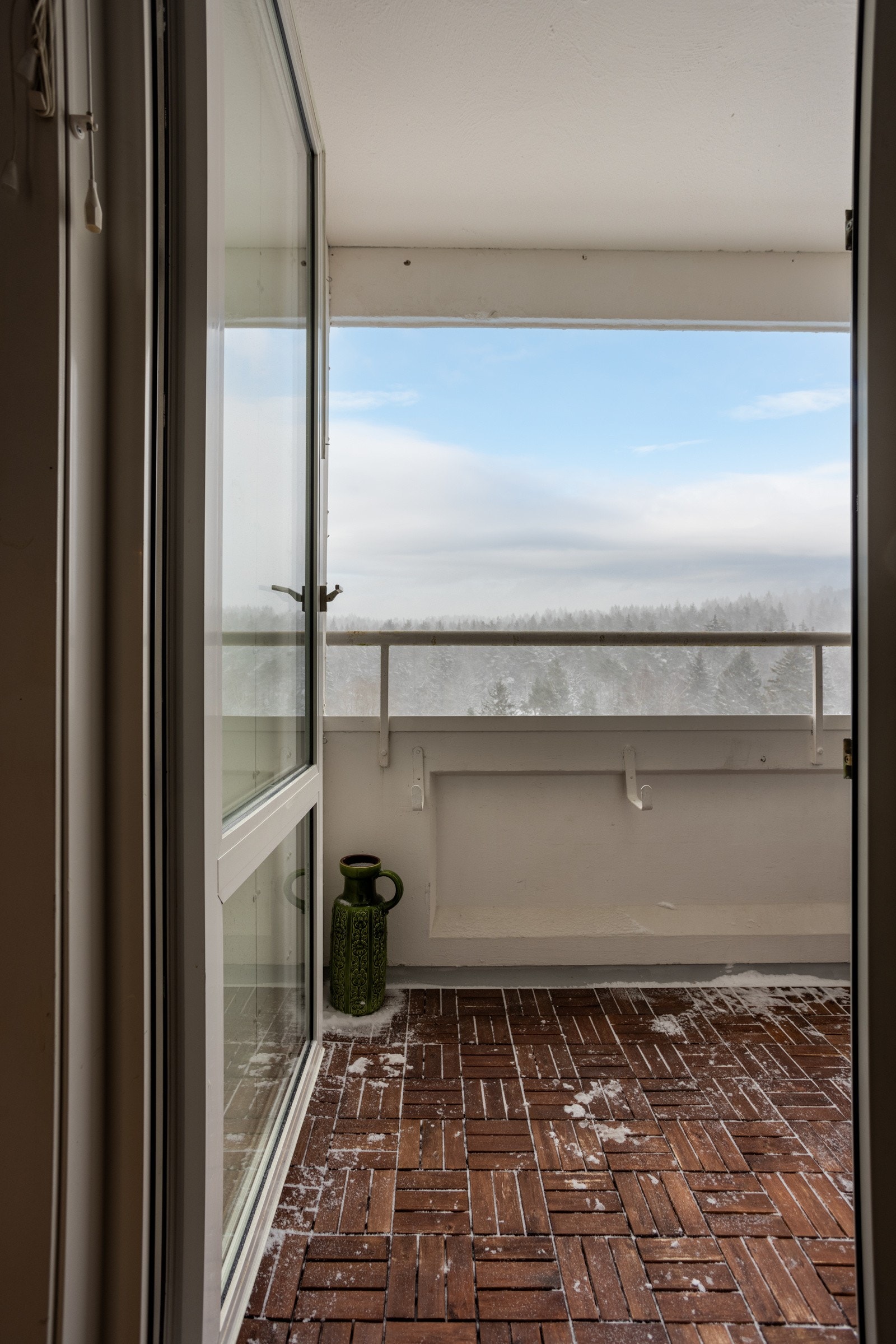 Rommet har utgang til en overbygd balkong med flott utsikt og gode solforhold Galleribilde