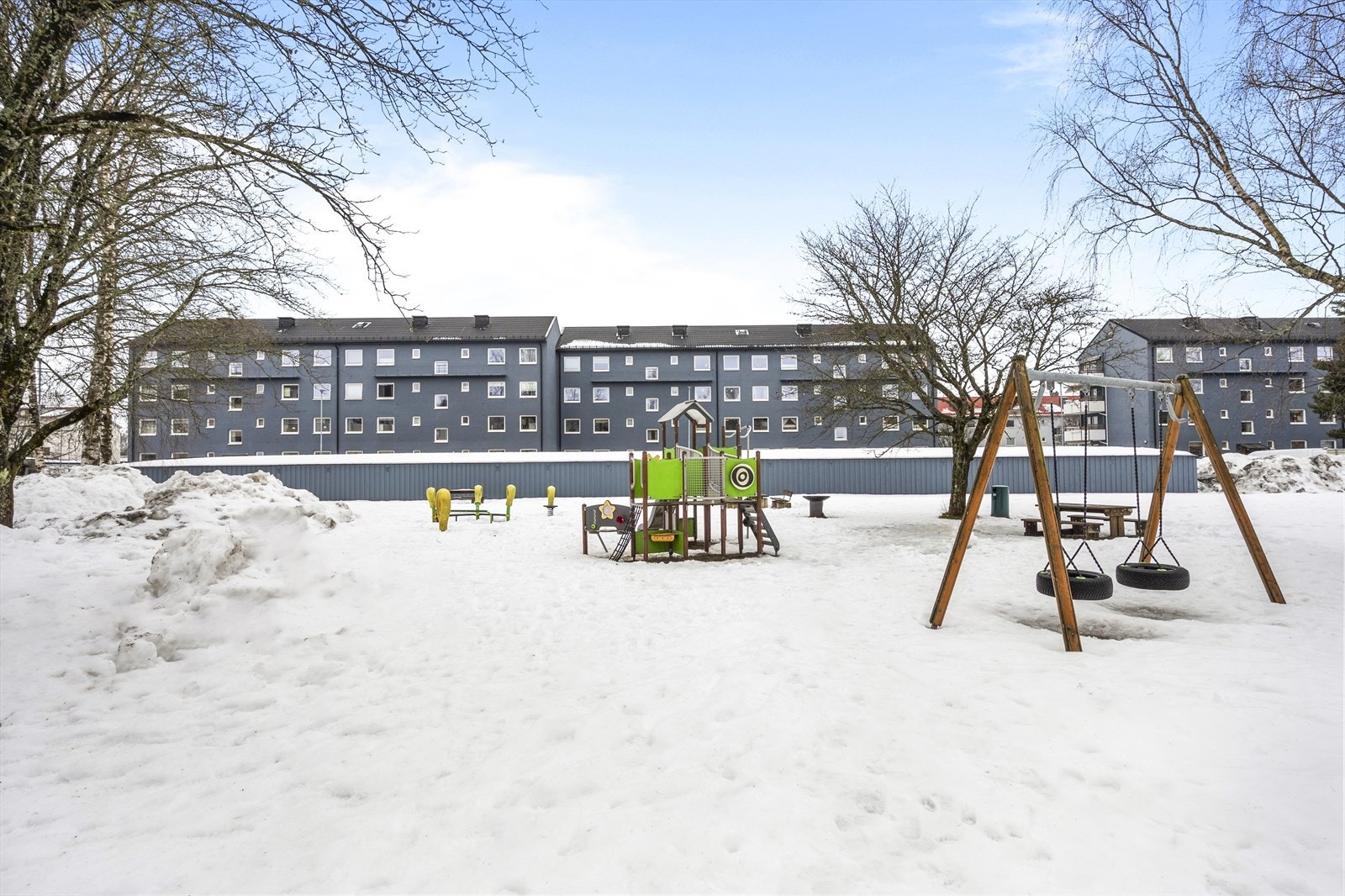 Borettslaget har store uteområder med plen, beplanting, lekeplass og sittegrupper. Galleribilde