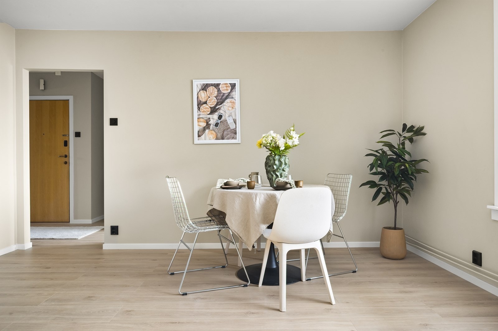 I stuen er det god plass til stor spisegruppe - perfekt for sosiale sammenkomster. Galleribilde