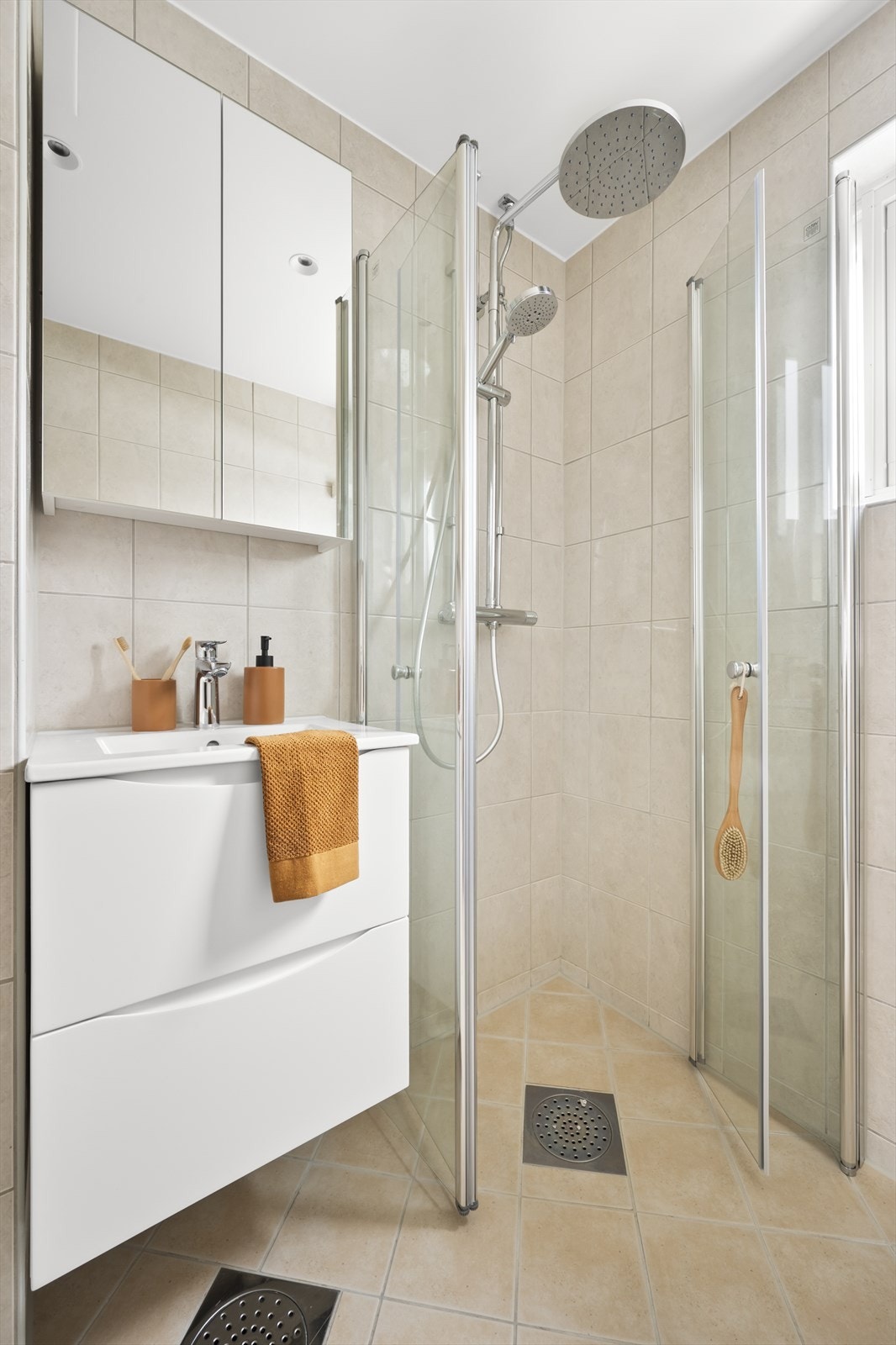 Badet har flislagte overflater elektrisk gulvvarme og innfelte downlights i himling. Galleribilde